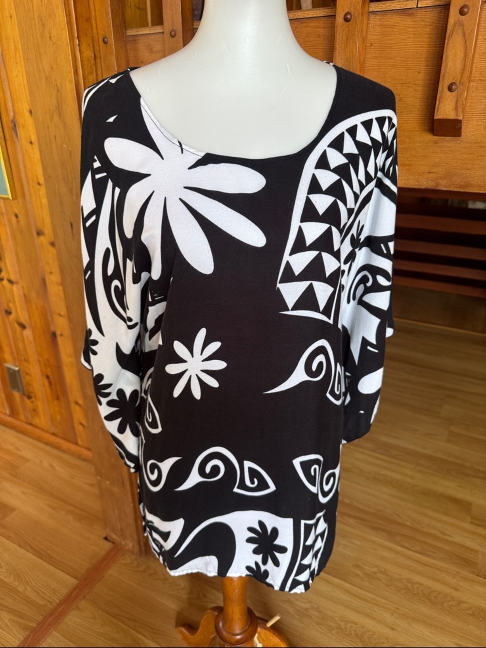 Hula Bay Size Large Hawaiian tribal Black & White Floral blouse Top shirt